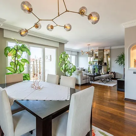 Exquisite House With Balcony And View In Besiktas *