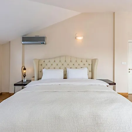 Exquisite House With Balcony And View In Besiktas