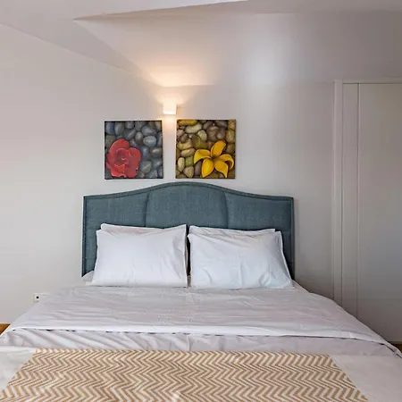 Exquisite House With Balcony And View In Besiktas דירה *